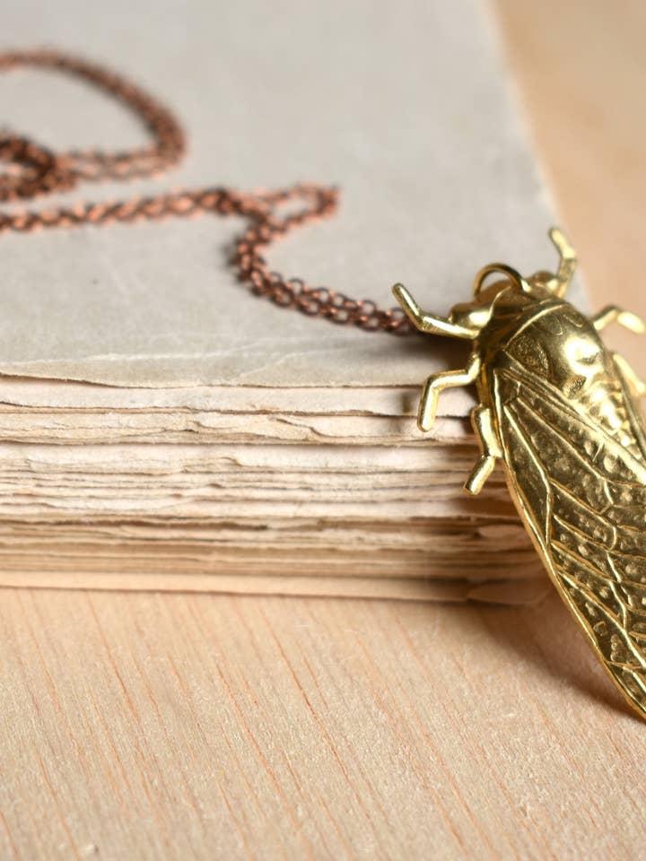 Pendentif Cicada Big Doré collier collier d'été Bug 61 cm pour la vente par Red Truck Designs