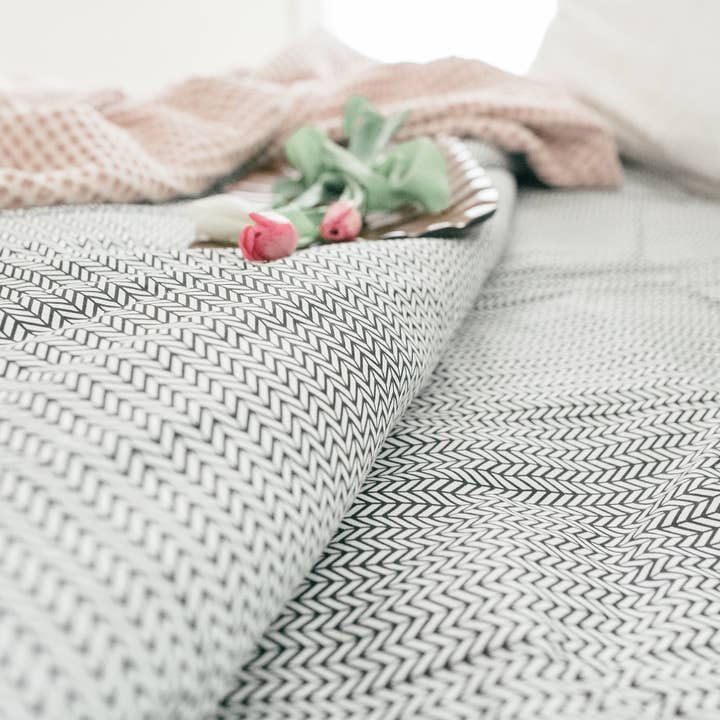 Ensemble de drap à chevrons en noir - King pour la vente par Caché district