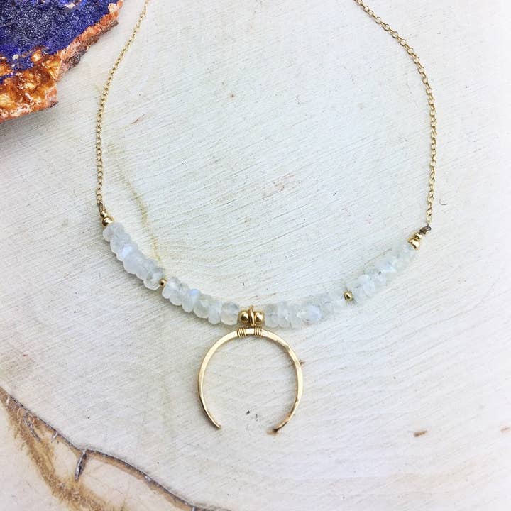 Pendentif en forme de pierre de lune arc-en-ciel en or 14 carats pour la vente par Enclave Gold