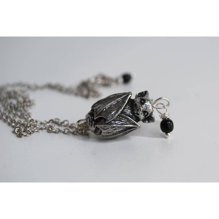 Adorable collier chauve-souris de 20" pour la vente par Enchanted Leaves