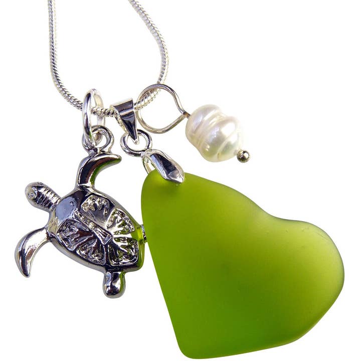 Collier à pendentif Sea Turtle Sea Glass, couleurs assorties pour la vente par Snazzy and Co