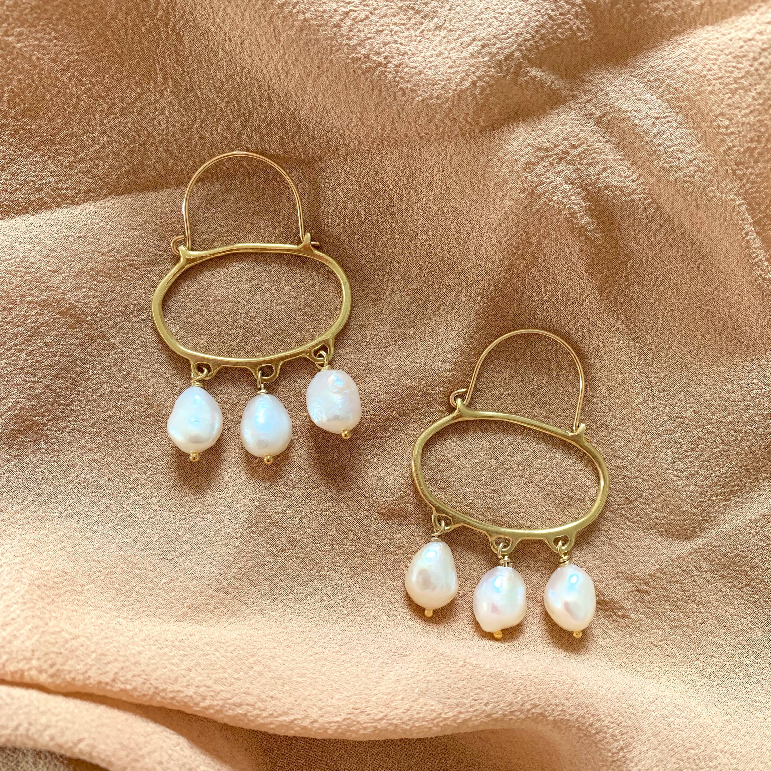 Goldeluxe Jewelry - Wholesale Hoop Earrings - Penelope Hoop Earrings with White Pearls