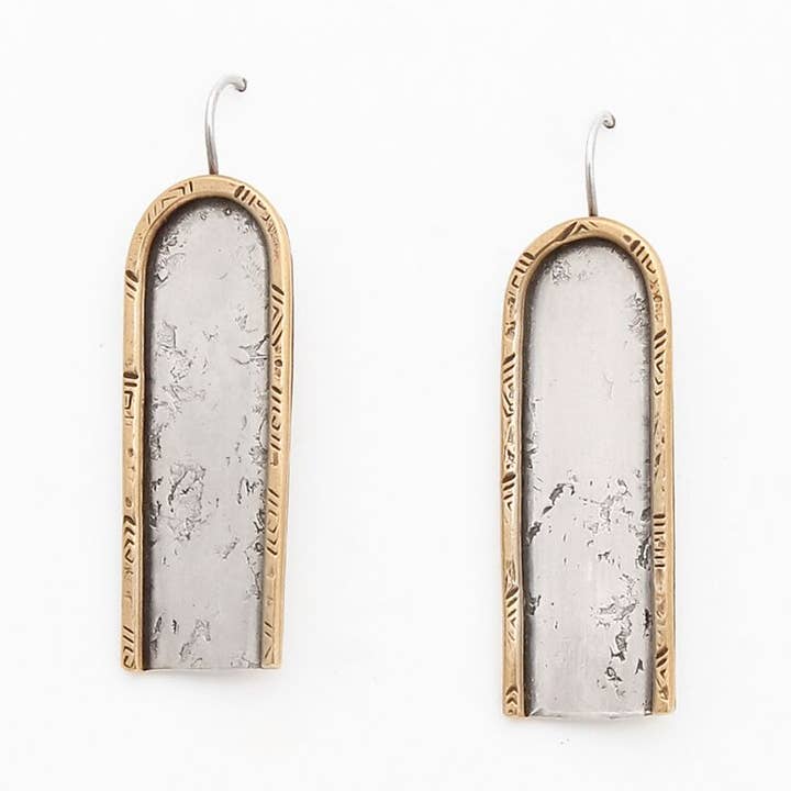 Boucle d'oreilles pour la vente par From The Reliquary