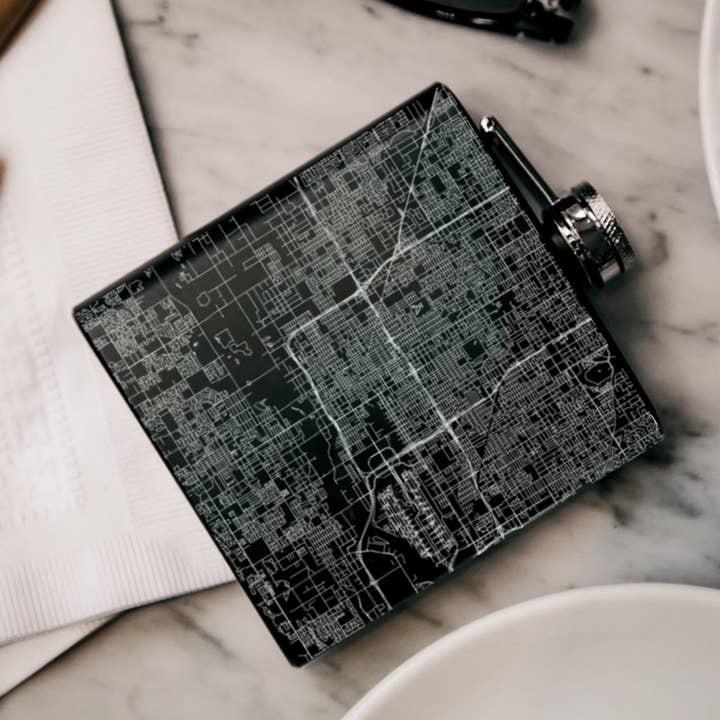 Phoenix AZ Map Flasque Noir Mat pour la vente par JACE.design