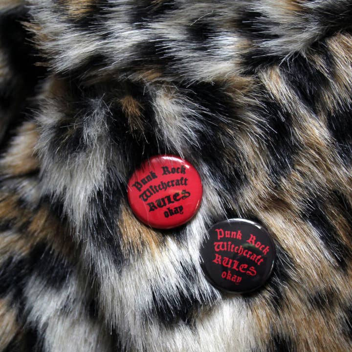 Midge Blitz - Vente Épinglettes/boutons - Bouton de sorcellerie Punk Rock Rouge ou Noir