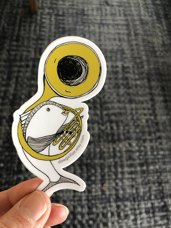 Sloe Gin Fizz – Engroshandel Klistermærke – Tun spiller en Tuba Vinyl Sticker1