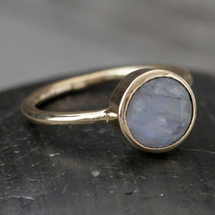 Bague ronde en laiton à facettes en forme de pierre de lune pour la vente par Baizaar