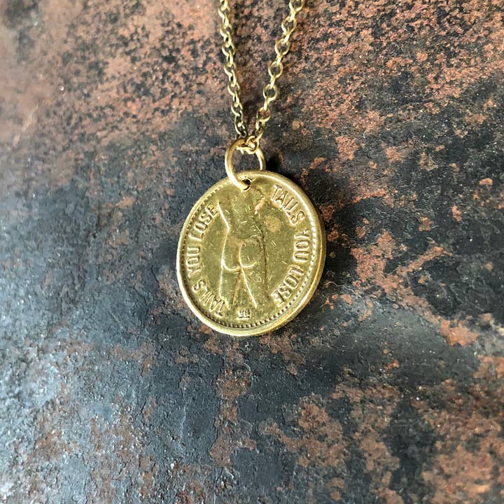 ASTALI – Großhandel Kette mit Anhänger/Charm – Halskette mit Peepshow-Token-Motiv im Vintage-Stil von Heads & Tails, Münzhalskette4