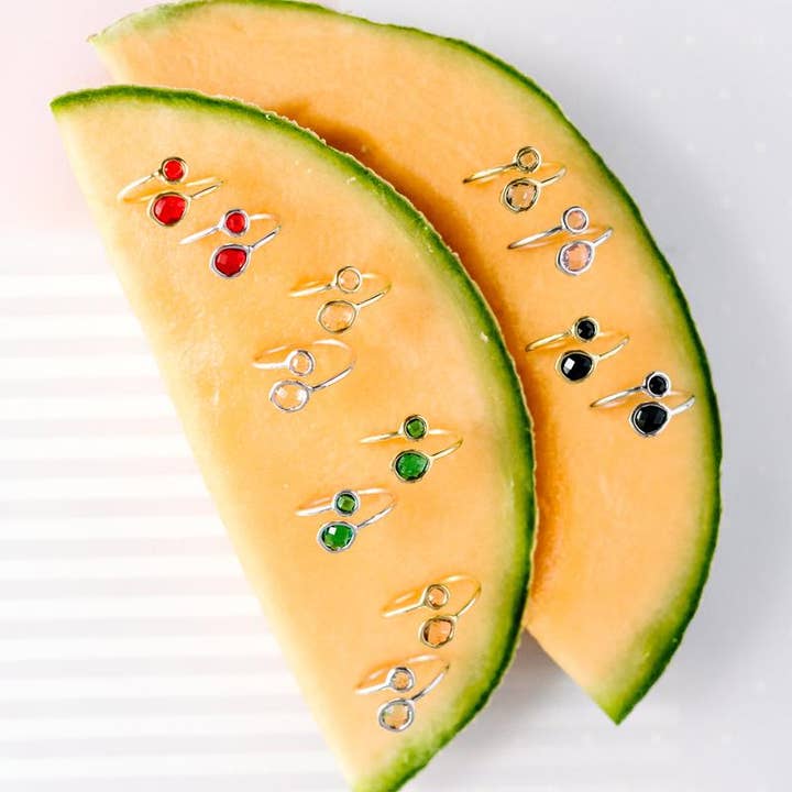 Bague ajustable en pierres précieuses personnalisable pour la vente par Rebecca Accessories LLC