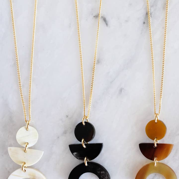 Hathorway - Vente Colliers à pendentif - Vui Mung Collier avec pendentif corne de buffle géo1