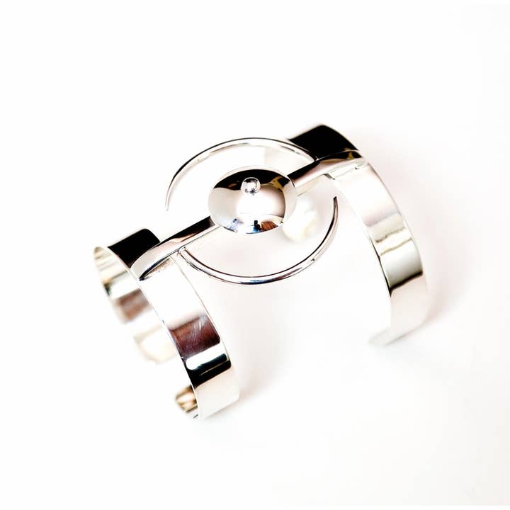 Bracelet manchette Ying Yang en argent Créateur d'art portable pour la vente par Bisjoux