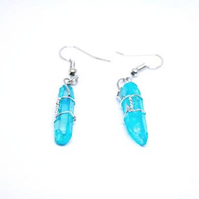 Boucles d'oreilles pendantes avec pierre de guérison non coupée avec revêtement titane aigue-marine pour la vente par Foxfire Stones