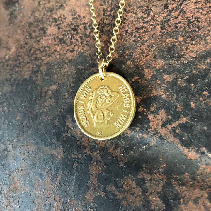 ASTALI – Großhandel Kette mit Anhänger/Charm – Halskette mit Peepshow-Token-Motiv im Vintage-Stil von Heads & Tails, Münzhalskette1