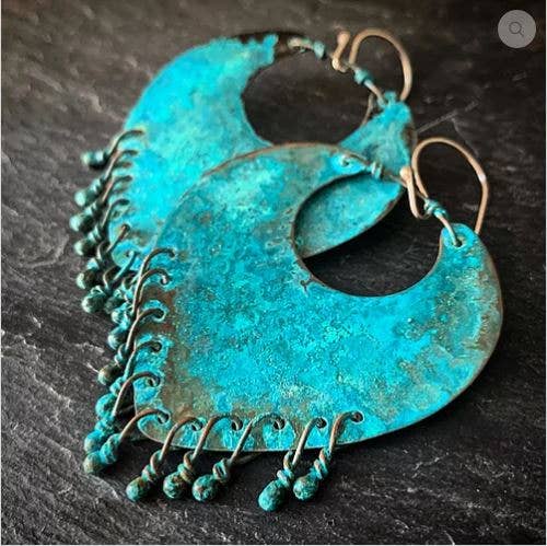 Raegan Hough Metalsmith - Vente Boucles d'oreilles pendantes - Boucles d'oreilles Liberty En Cuivre Patiné3