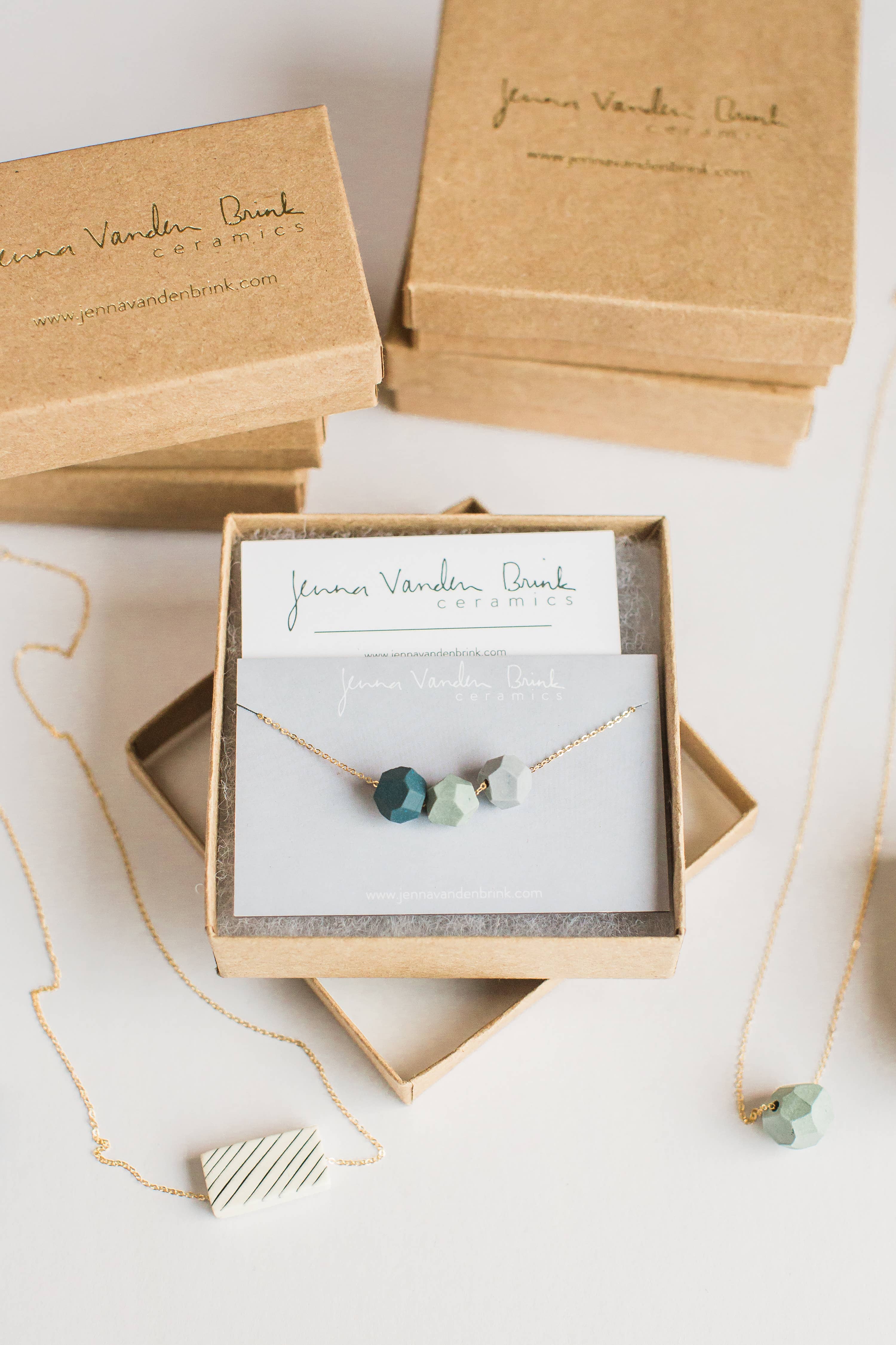 Jenna Vanden Brink Ceramics – wholesale Hänge-/berlockhalsband – Facetterade kluster halsband (cool färg sätt)2