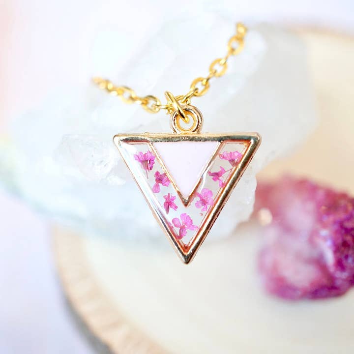 Collier triangle en résine en forme de fleurs pressées pour la vente par Ann + Joy
