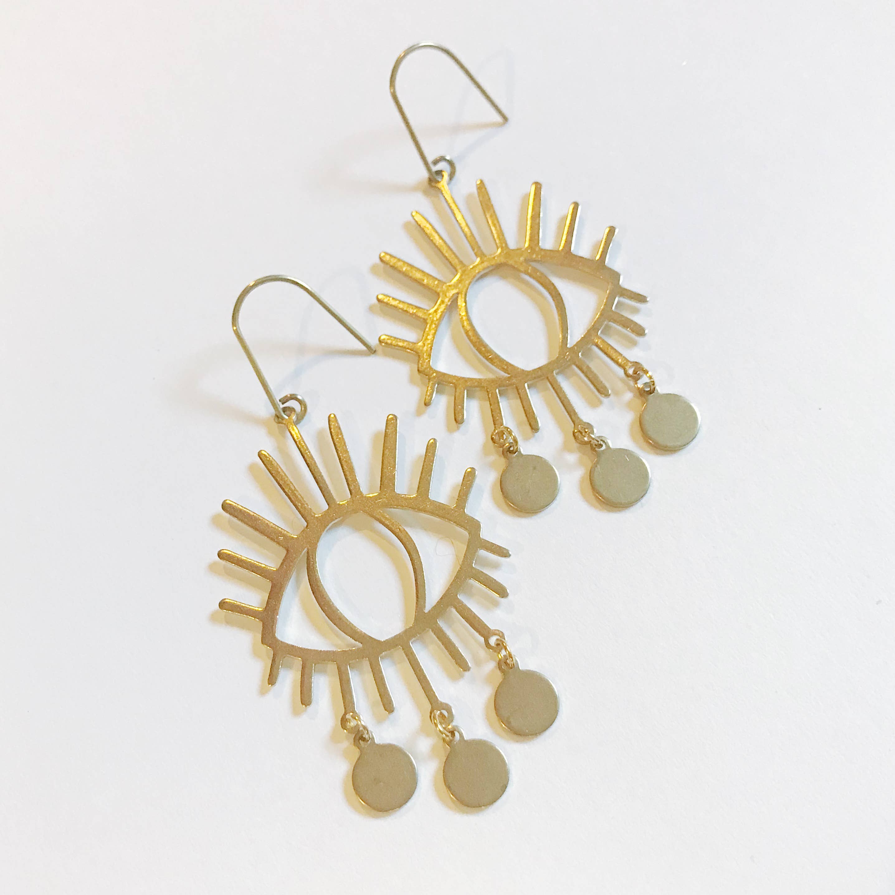 Sophia Louiz – wholesale Hängande örhängen – Iris örhängen - Mässing1