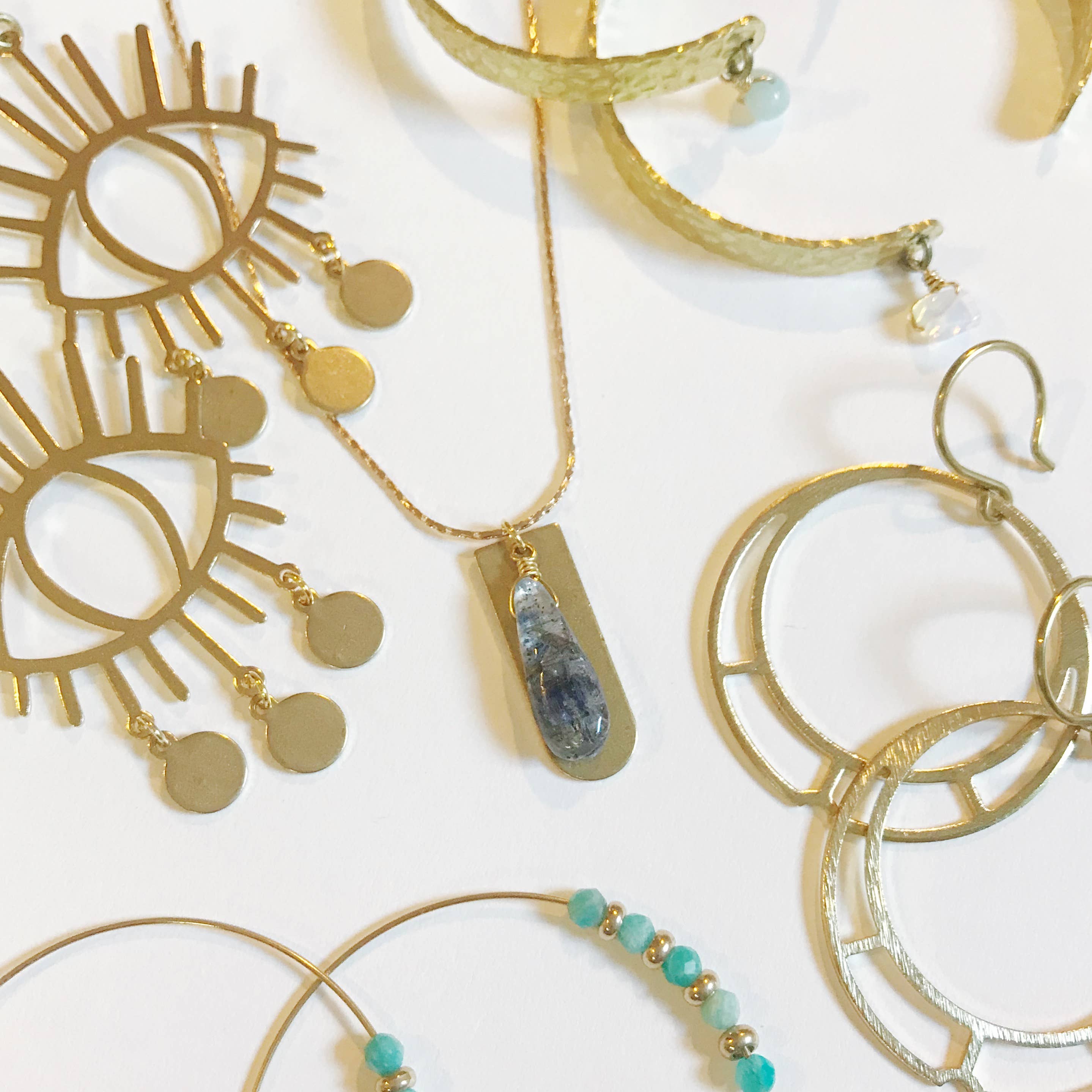 Sophia Louiz – wholesale Hängande örhängen – Iris örhängen - Mässing4