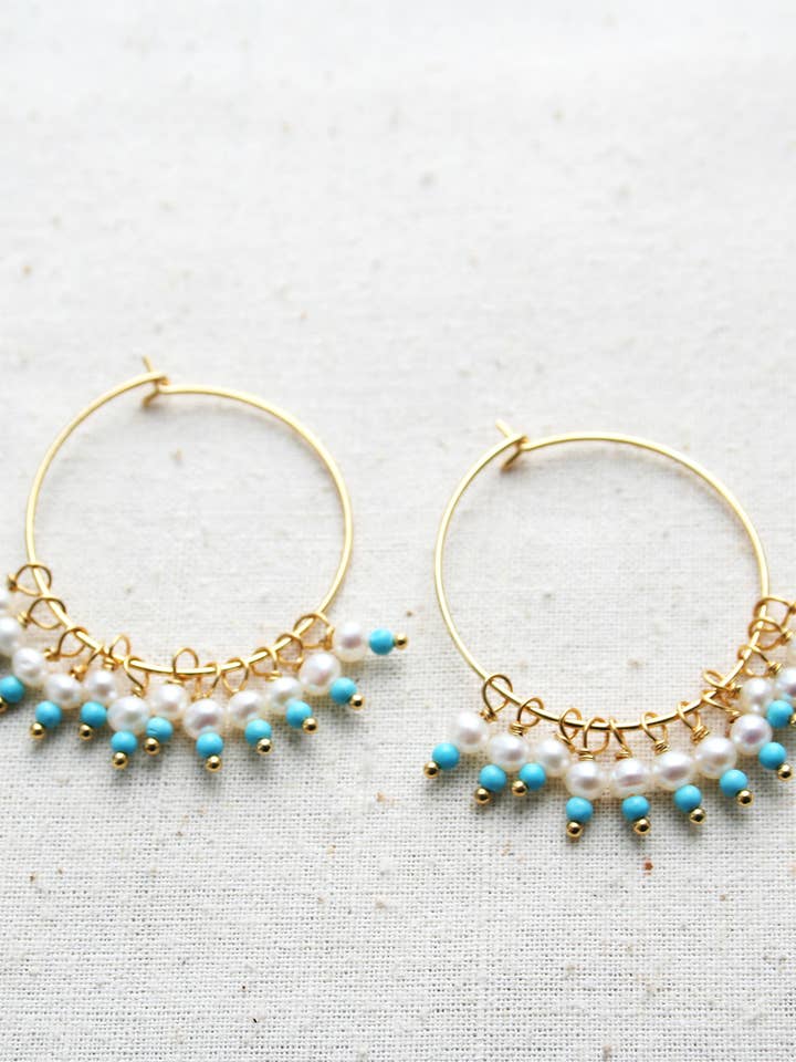 Créoles bohèmes en turquoise et perles | Boho Hoops pour la vente par Laura Stark Designs