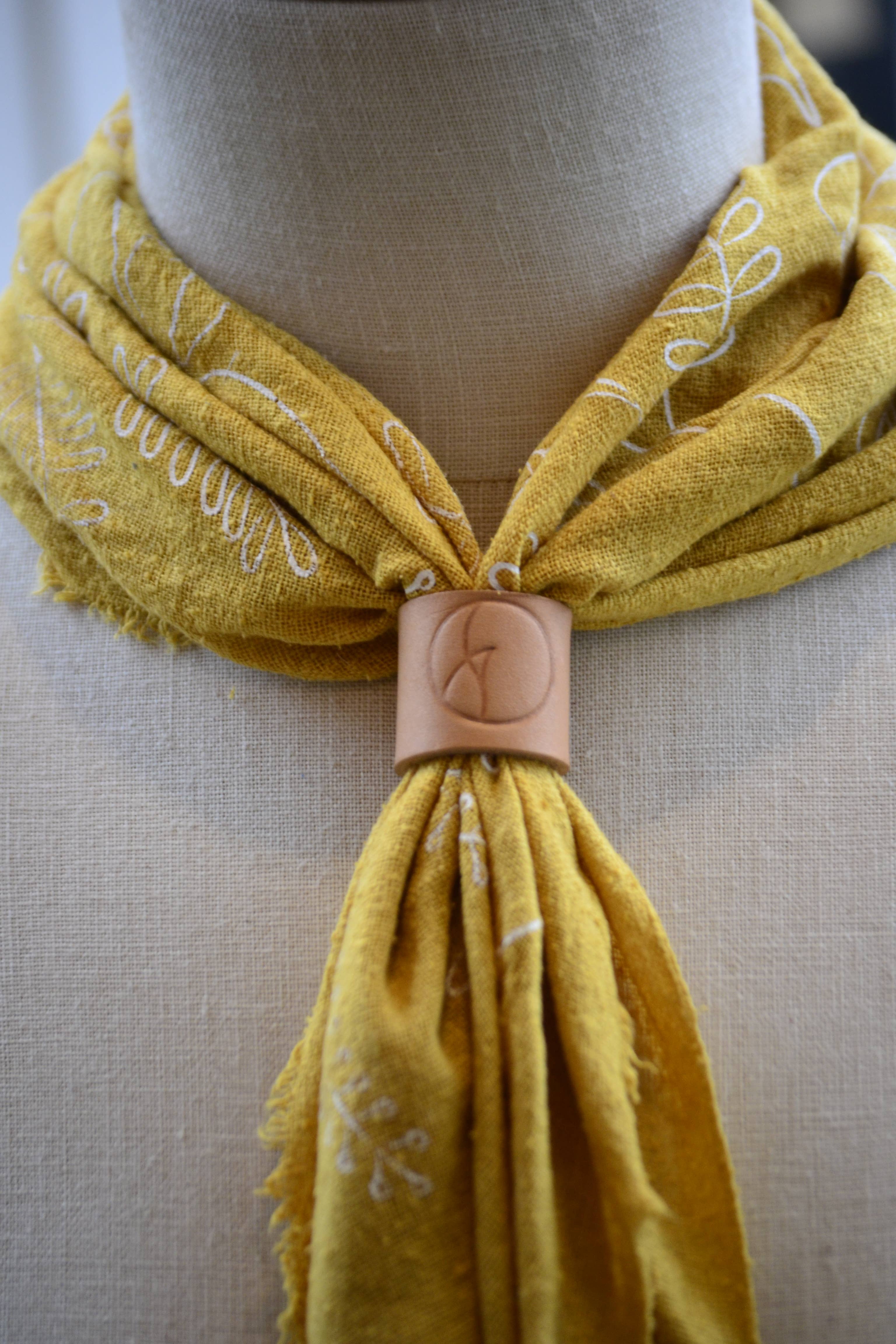 Eco Raw Studio - Wholesale Bandana - Dames - Desert Gold botanische print natuurlijk geverfde bandana (wit)2