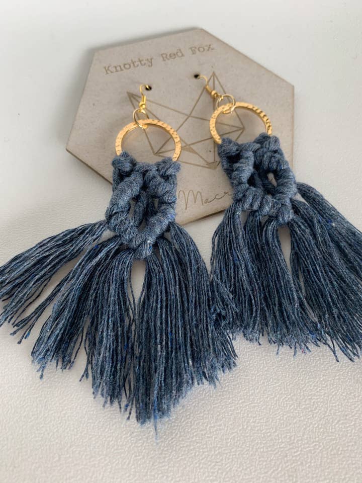 Gouden Margaux macramé oorbellen voor wholesale door Knotty Red Fox Macrame
