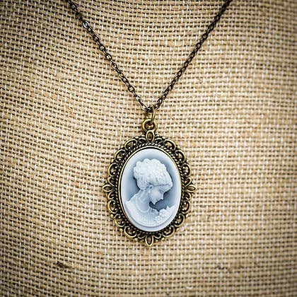 Graue Lady Cameo Halskette für den Großhandel von Adorned by Aisha