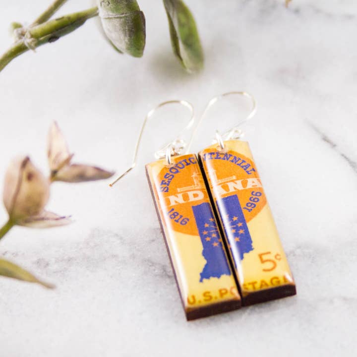 Indiana Vintage Postage Stamp Boucles d'oreilles pour la vente par No Man's Land