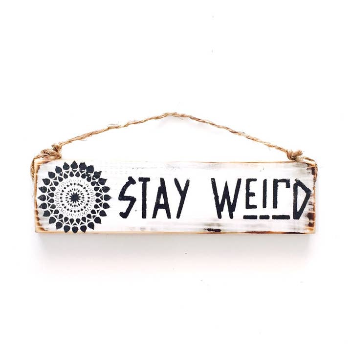 Letrero de madera Stay Weird hecho a mano para colgar en la pared para venta al por mayor de Mahalo Market