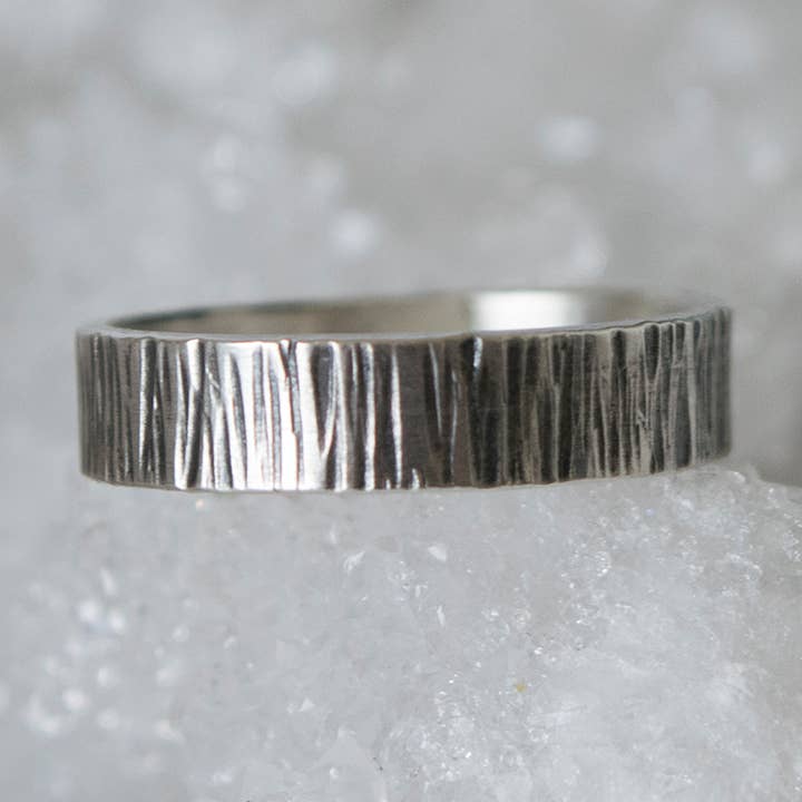 Anillo de corteza de árbol - Acabado oxidado para venta al por mayor de Indigo Moon Jewels