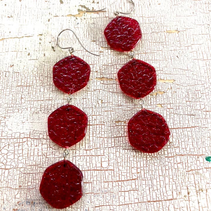 Boucles d'oreilles triple « verre teinté » rouge cerise pour la vente par Leetie Lovendale