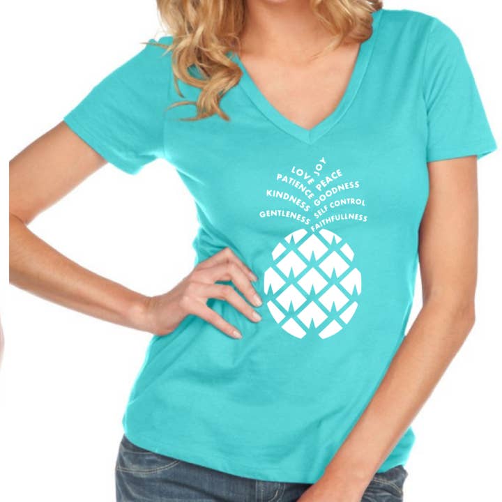 Femme Fruit of the Spirit Ananas Col V Bleu caraïbe pour la vente par A Quiver Full