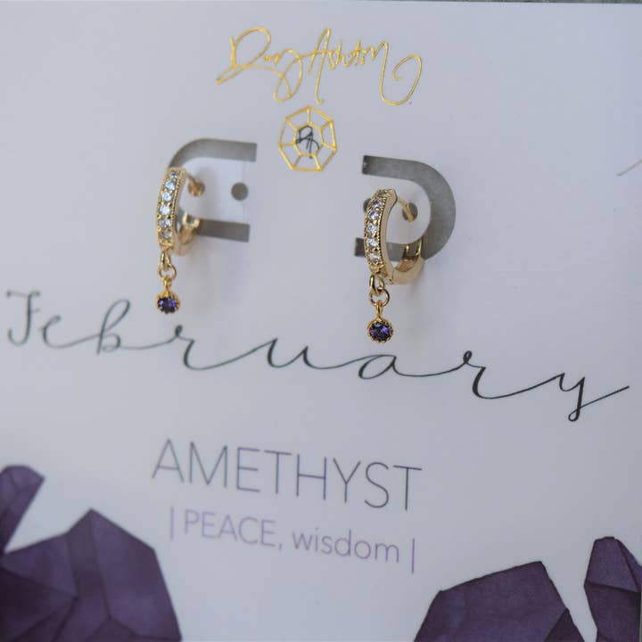 Boucle d'oreille améthyste Huggie - Février pour la vente par Rory Ashton Jewelry