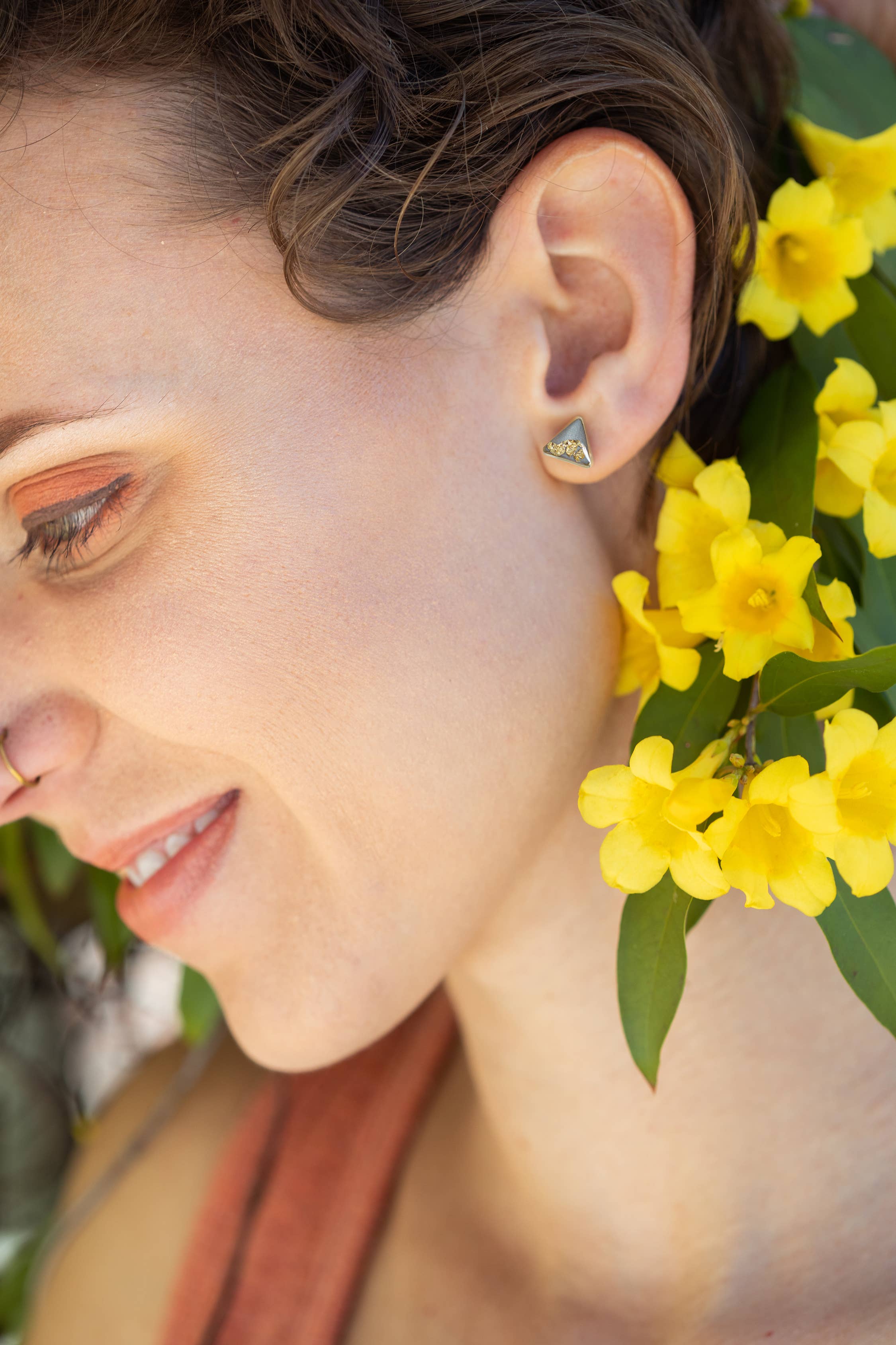 Cameoko - Vendita all'ingrosso Orecchini a bottone - Orecchini Triangolo Accentati Foglia Oro 1