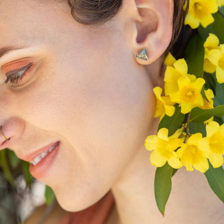 Cameoko - Vendita all'ingrosso Orecchini a bottone - Orecchini Triangolo Accentati Foglia Oro 1