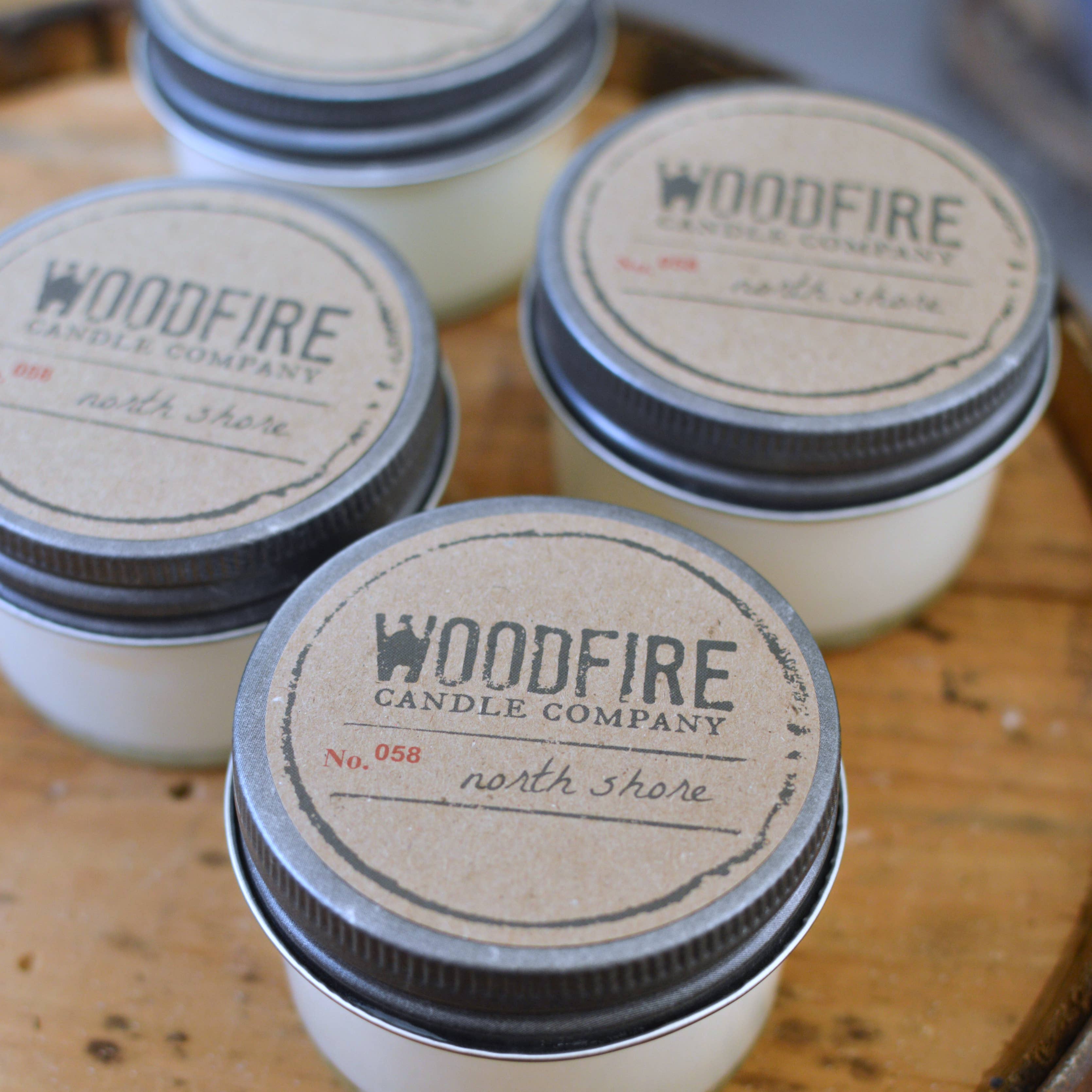Woodfire Candle Company - Vente Bougie en bocal - Bougie en cire de soja avec mèche en bois dans un pot en verre - Cadeau de bas de Noël1
