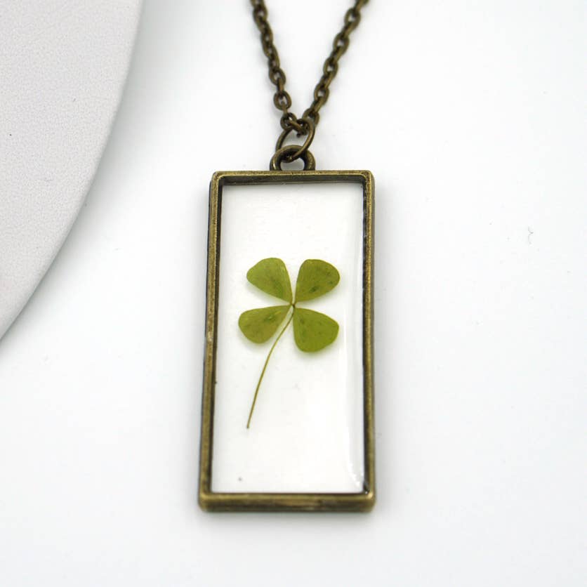 The Pretty Pickle - Venta al por mayor Collares con colgantes/abalorios - Collar de trébol de cuatro hojas, bronce envejecido1