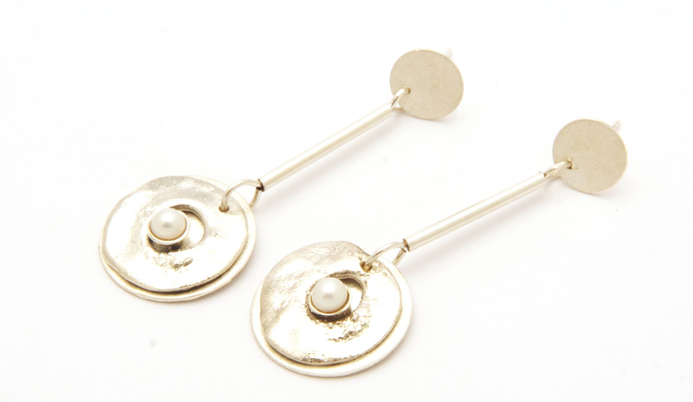 Tamara Kelly Designs – wholesale Hängande örhängen – Sterling Silver Nätade Pearl Accent Dingle Örhängen1