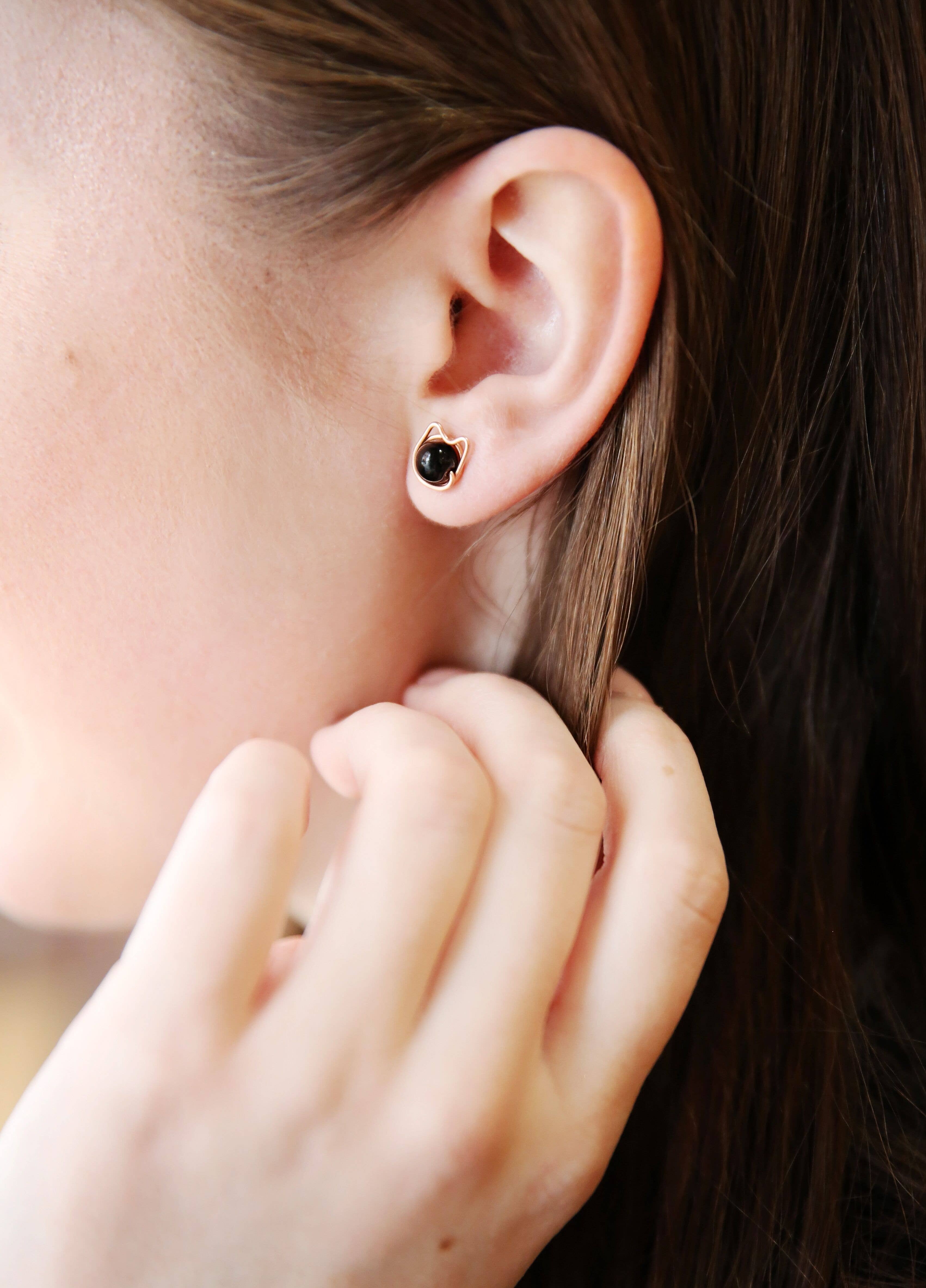 Contempo Jewelry – wholesale Solitärörhängen – Svart Onyx + koppar katt Stud örhängen2