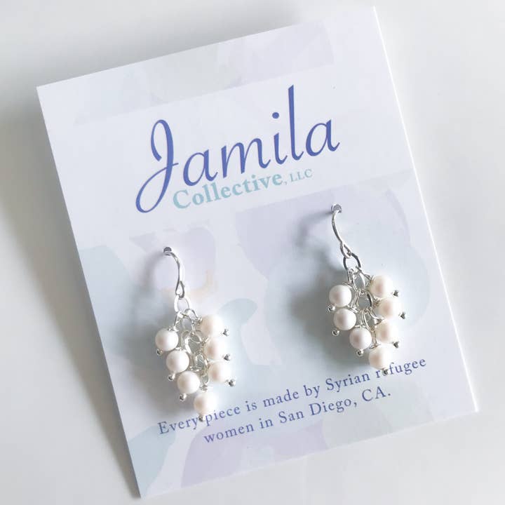 Ranim Cluster Örhängen - skimrande pärla för wholesale av Jamila Collective, LLC