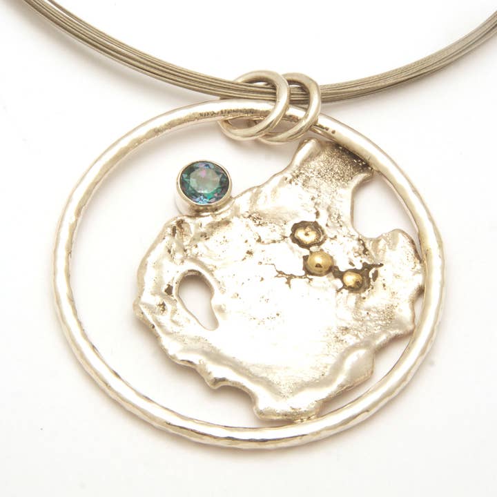 Pendentif réticulé avec pierre pour la vente par Tamara Kelly Designs