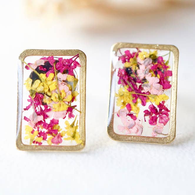 Boucles d'oreilles à tige en résine véritable fleurs pressées pour la vente par Ann + Joy