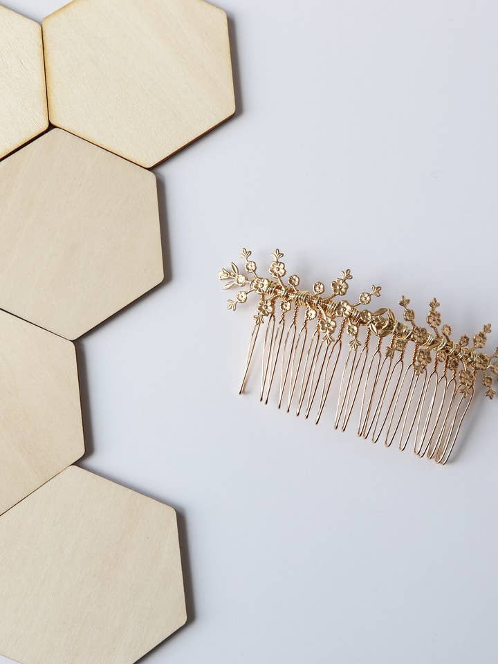 Gyllene mässing känsliga blommor hår kammar för wholesale av Acute Designs