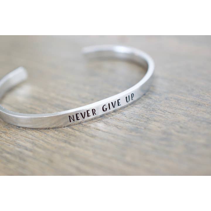 Giv aldrig op armbånd for engroshandel hos Tesoro Jewelry