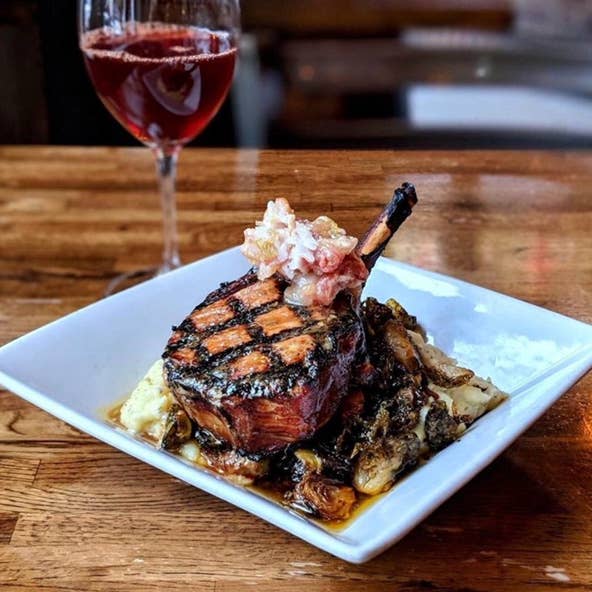 Côtelettes Ribeye coupe centrale, 2 côtelettes de 8oz pour la vente par Cheshire Pork