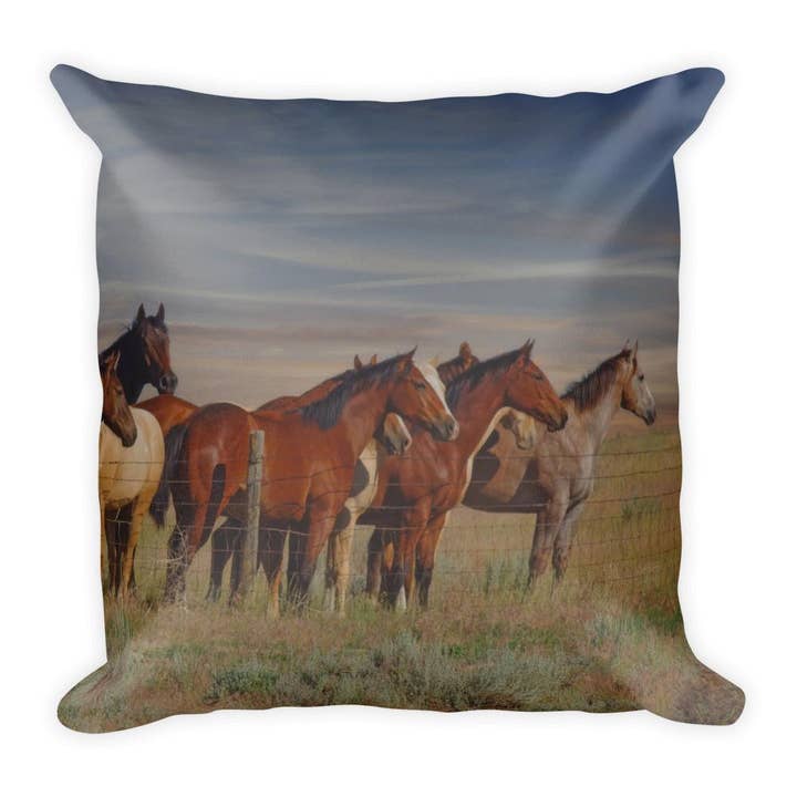 Almohada sobre la Fenceline para venta al por mayor de Amanda Smith Western Art, LLC