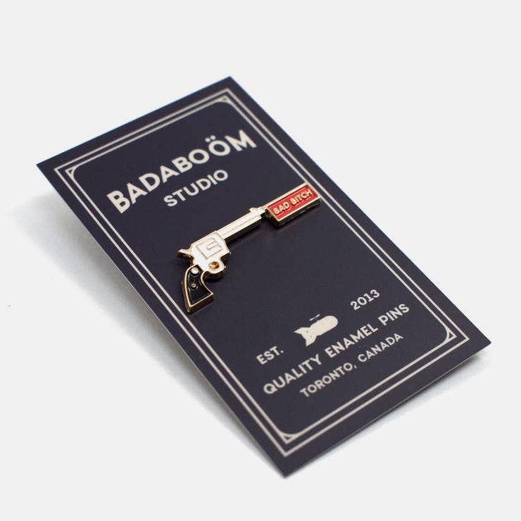 Badaboöm Studio – wholesale Nål och knapp för kavajslag – Bad Bitch-emaljpin1