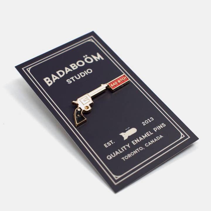 Badaboöm Studio – wholesale Nål och knapp för kavajslag – Bad Bitch-emaljpin1
