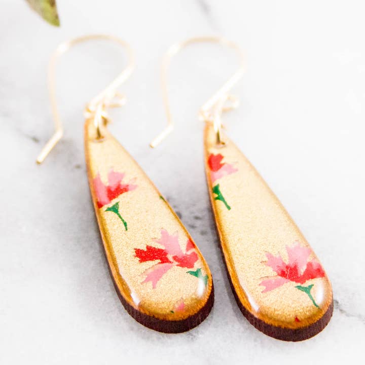 Petite Gold - Orecchini a goccia con fiori rosa per la vendita all'ingrosso da parte di No Man's Land