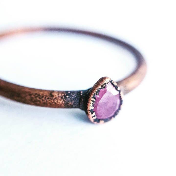 Anello in rame riciclato martellato a mano Ruby Birthstone per la vendita all'ingrosso da parte di HAWKHOUSE