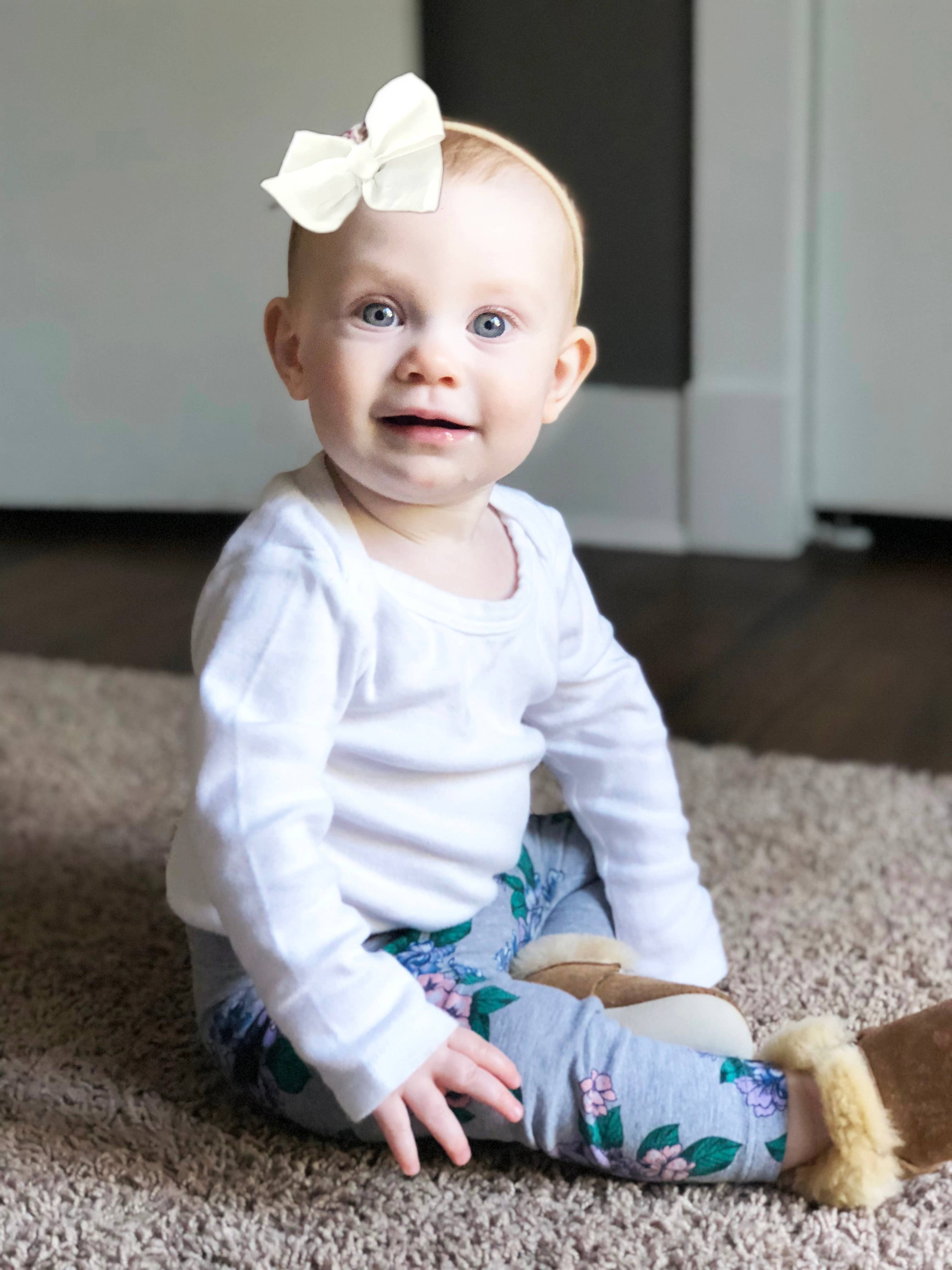 Wild and Free Design Co. – Laço para o cabelo – Criança por atacado – Arco de cabelo de catavento de linho branco pequeno1